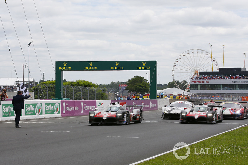 El #8 Toyota Gazoo Racing Toyota TS050 de Sébastien Buemi, Kazuki Nakajima, Fernando Alonso, y el #7 de Mike Conway, Kamui Kobayashi, Jose Maria Lopez