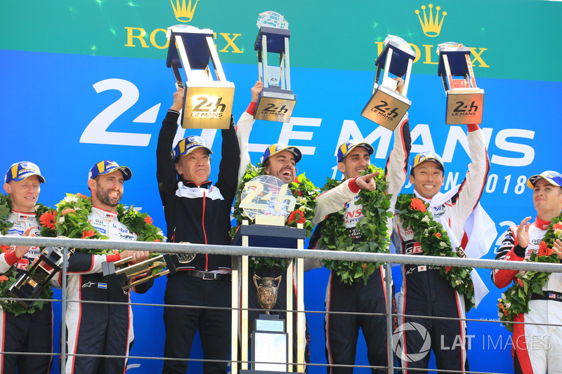 Overall podium: winners Sébastien Buemi, Kazuki Nakajima, Fernando Alonso, Toyota Gazoo Racing