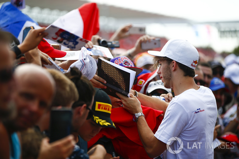 Pierre Gasly, Toro Rosso, signs autographs for fans