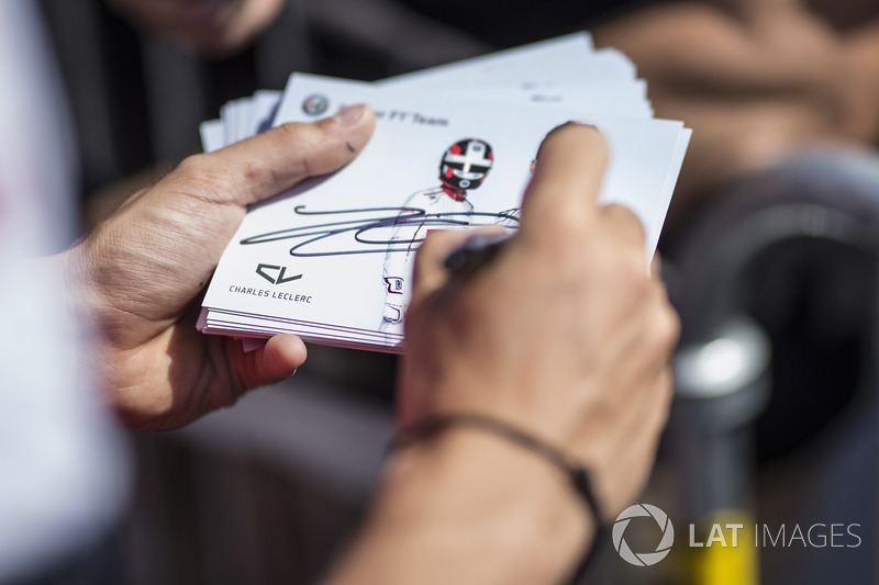 Charles Leclerc, Sauber firma autógrafos para los fanáticos
