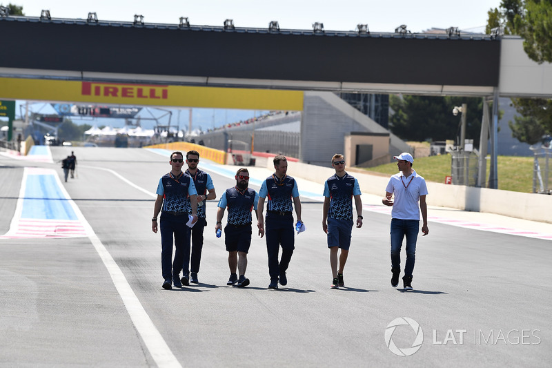Sergey Sirotkin, Williams parcourt la piste à pied