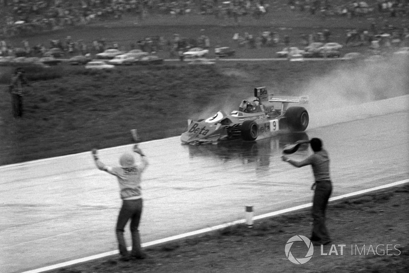 Bagian depan March 751 geberan Vittorio Brambilla tampak rusak setelah ia menabrak pembatas lintasan usai memasttikan kemenangan di F1 GP Austria 1975.