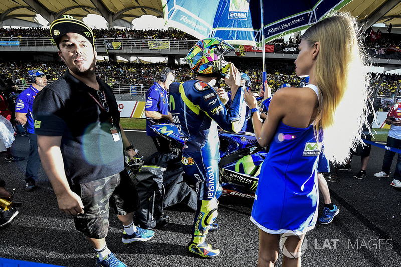 Valentino Rossi, Yamaha Factory Racing with a grid girl