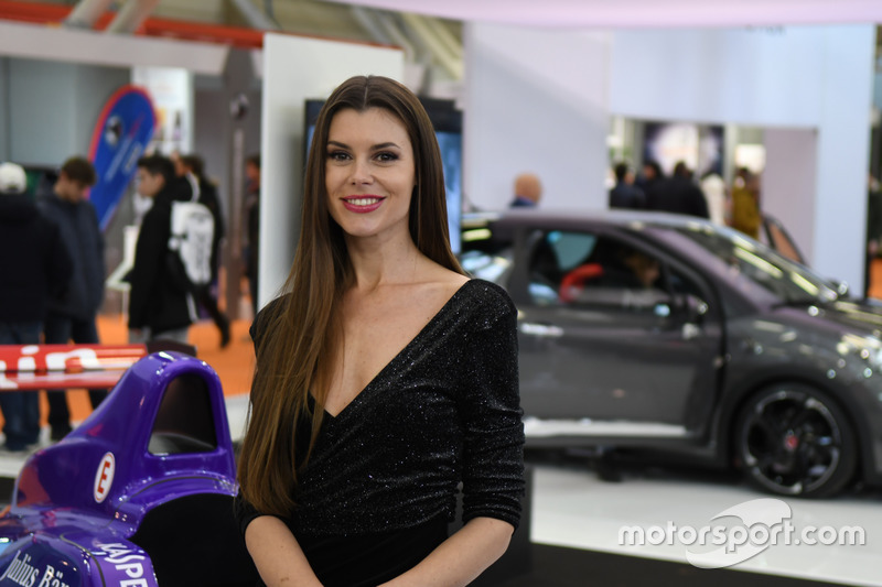 Las chicas en el Salón del Automóvil de Bolonia 2017