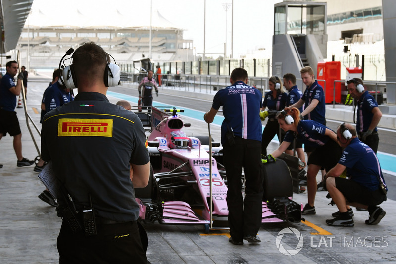 Pirelli engineer and Nikita Mazepin, Sahara Force India VJM10