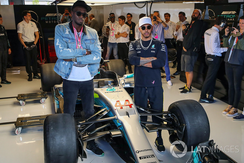 Усэйн Болт и гонщик Mercedes AMG F1 Льюис Хэмилтон