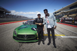 Usain Bolt wordt rondgereden door Lewis Hamilton, Mercedes AMG F1
