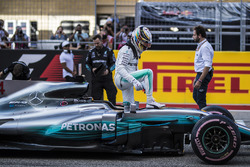 Il poleman Lewis Hamilton, Mercedes-Benz F1 W08 festeggia nel parco chiuso