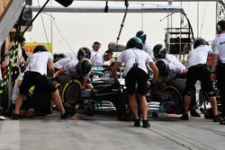 Arrêt au stand pour Valtteri Bottas, Mercedes-AMG F1 W09 EQ Power+