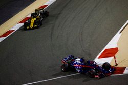 Brendon Hartley, Toro Rosso STR13 Honda, Carlos Sainz Jr., Renault Sport F1 Team R.S. 18