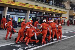 La voiture de Kimi Raikkonen, Ferrari SF71H est poussé dans la voie des stands