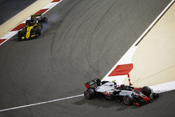 Kevin Magnussen, Haas F1 Team VF-18 Ferrari, leads Nico Hulkenberg, Renault Sport F1 Team R.S. 18