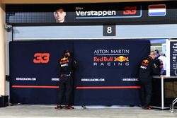 Paravento davanti al garage di Max Verstappen, Red Bull Racing