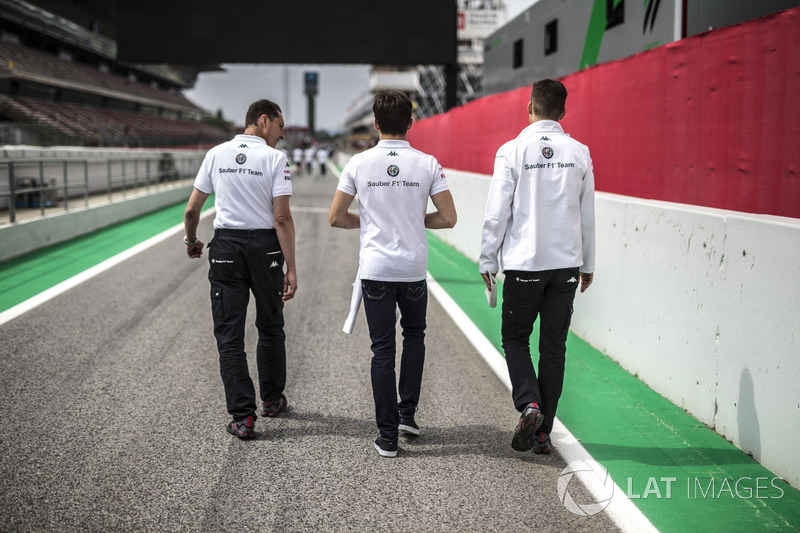 Charles Leclerc, Sauber, cammina lungo il circuito