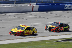 Joey Logano, Team Penske, Ford Fusion Shell Pennzoil, Martin Truex Jr., Furniture Row Racing, Toyota Camry Bass Pro Shops/5-hour ENERGY