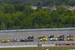 Joey Logano, Team Penske, Ford Fusion Shell Pennzoil y Paul Menard, Wood Brothers Racing, Ford Fusion Motorcraft / Quick Lane Tire & Auto Center