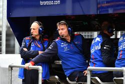 Franz Tost, director del equipo Scuderia Toro Rosso y James Key, director técnico de Scuderia Toro Rosso en el pórtico de la pared del pozo