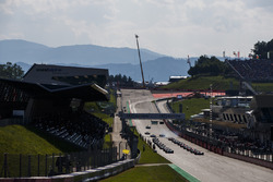 La safety car precede George Russell, ART Grand Prix e il resto del gruppo alla partenza