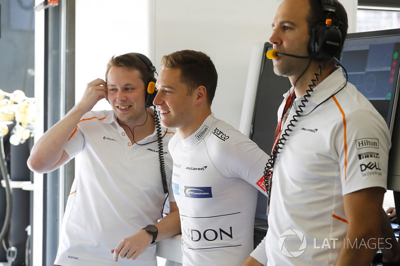 Stoffel Vandoorne, McLaren, nel garage
