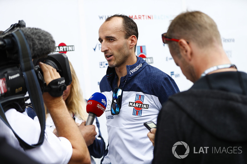Robert Kubica, Williams Martini Racing, viene intervistato