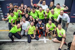 Racewinnaar Max Verstappen, Red Bull Racing viert feest met het team