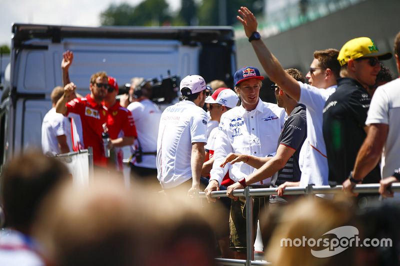 Parade des pilotes : Sebastian Vettel, Ferrari, Kimi Raikkonen, Ferrari, Sergio Perez, Force India, Marcus Ericsson, Sauber, Brendon Hartley, Toro Rosso, Romain Grosjean, Haas F1 Team, Stoffel Vandoorne, McLaren, et Nico Hulkenberg, Renault Sport F1 Team