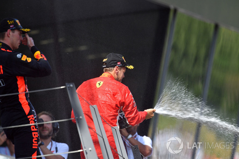 Max Verstappen, Red Bull Racing e Sebastian Vettel, Ferrari festeggiano sul podio con lo champagne