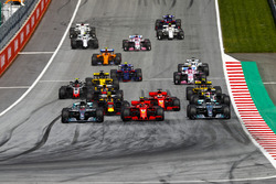 Lewis Hamilton, Mercedes AMG F1 W09, Valtteri Bottas, Mercedes AMG F1 W09, Kimi Raikkonen, Ferrari SF71H, Max Verstappen, Red Bull Racing RB14, Sebastian Vettel, Ferrari SF71H, Romain Grosjean, Haas F1 Team VF-18, et le reste du peloton au départ de la course
