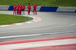 Sebastian Vettel, Ferrari parcourt la piste à pied avec l'équipe