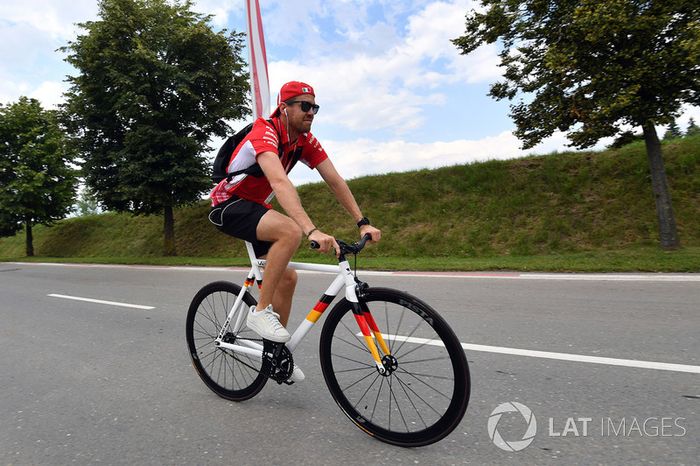 Sebastian Vettel, Ferrari en bicicleta 