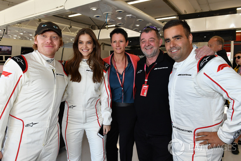 F1 Experiences 2-Seater passagiers Rupert Grint, Actor and Barbara Palvin met Paul Stoddart, en Zsolt Baumgartner, F1 Experiences 2-Seater coureur