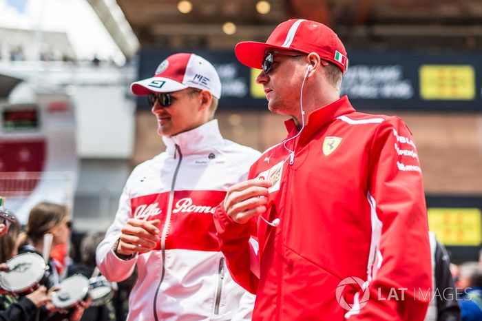 Marcus Ericsson, Sauber y Kimi Raikkonen, Ferrari en el desfile de pilotos