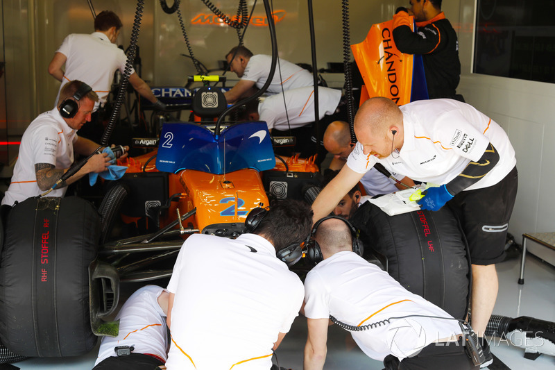 Ingegneri al lavoro sulla monoposto di Stoffel Vandoorne, McLaren MCL33