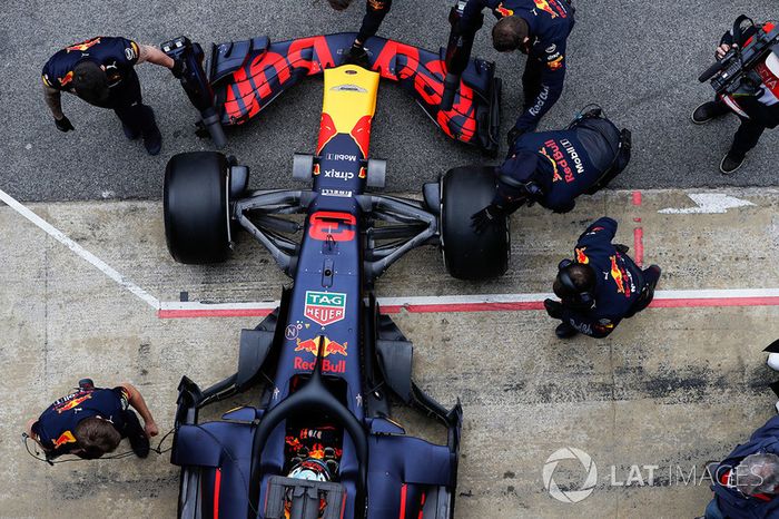 Daniel Ricciardo, Red Bull Racing RB14, entra ai box