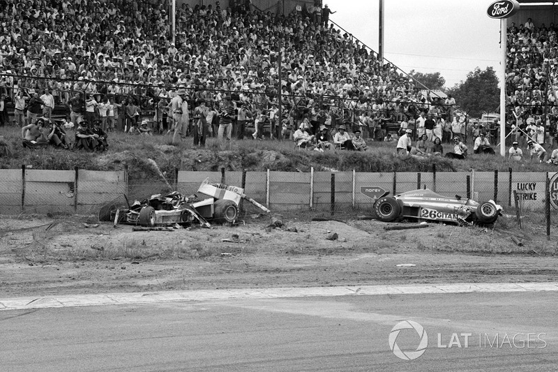 De Shadow DN8 van Tom Pryce bij Crowthorne bocht na een ongeval met dodelijke afloop, en Jacques Laffite, Ligier JS7 maar hij bleef ongedeerd