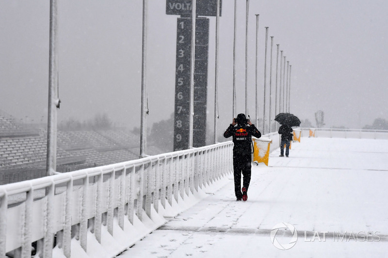 Snow stops testing on day three