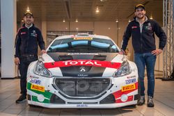 Marco Pollara e Giuseppe Princiotto posano con la loro Peugeot 208 T16 R5