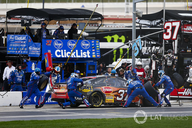 Chris Buescher, JTG Daugherty Racing, Louisiana Hot Sauce Chevrolet Camaro pit stop