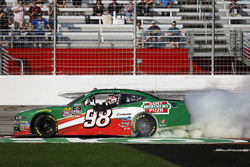 Kevin Harvick, Stewart-Haas Racing with Biagi-Denbeste Racing, Hunt Brothers Pizza Ford Mustang celebrates