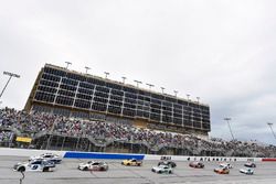 Chase Elliott, Hendrick Motorsports, NAPA Auto Parts Chevrolet Camaro and David Ragan, Front Row Motorsports, Fr8 Auctions Ford Fusion