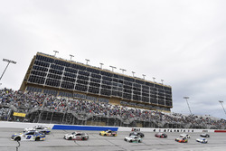 Chase Elliott, Hendrick Motorsports, NAPA Auto Parts Chevrolet Camaro and David Ragan, Front Row Motorsports, Fr8 Auctions Ford Fusion