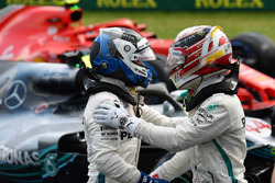 Valtteri Bottas, Mercedes-AMG F1 e Lewis Hamilton, Mercedes-AMG F1, festeggia nel parco chiuso