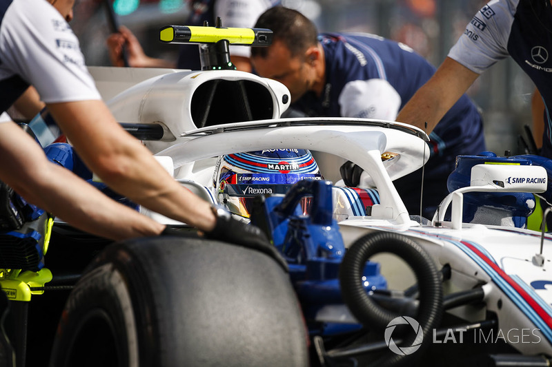 Sergey Sirotkin, Williams FW41, is returned to the garage