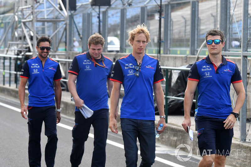 Brendon Hartley, Scuderia Toro Rosso, cammina lungo il circuito