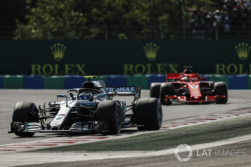 Valtteri Bottas, Mercedes AMG F1 W09, precede Sebastian Vettel, Ferrari SF71H