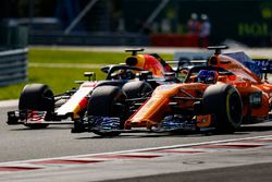 Fernando Alonso, McLaren MCL33, in gevecht met Daniel Ricciardo, Red Bull Racing RB14