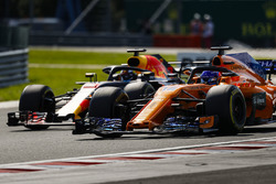 Fernando Alonso, McLaren MCL33, en lutte avec Daniel Ricciardo, Red Bull Racing RB14