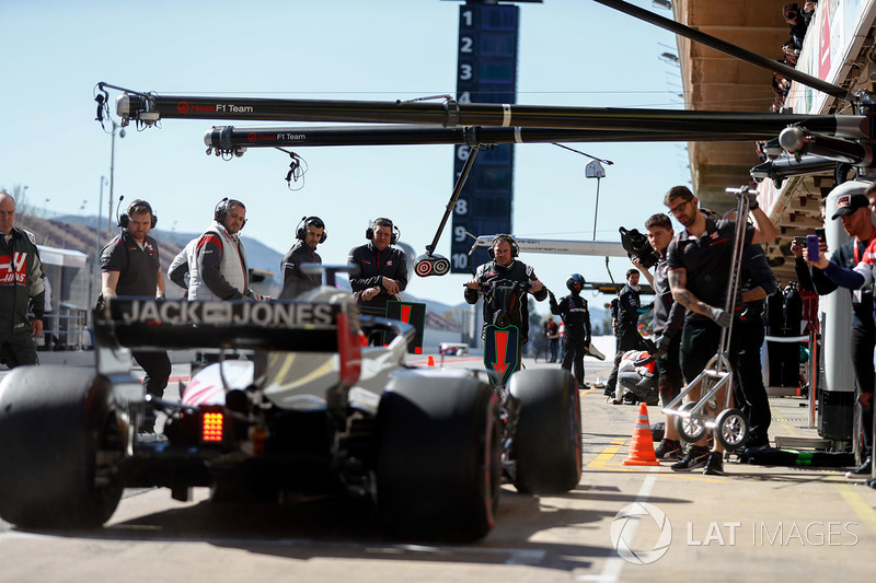 Romain Grosjean, Haas F1 Team VF-18, pit stop