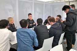 Rudy van Buren met de media