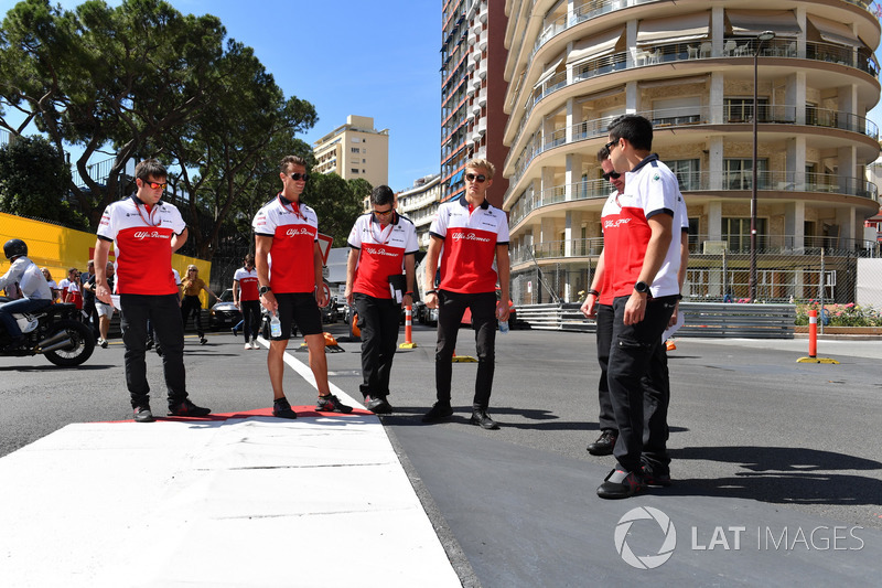Marcus Ericsson, Sauber walks the track